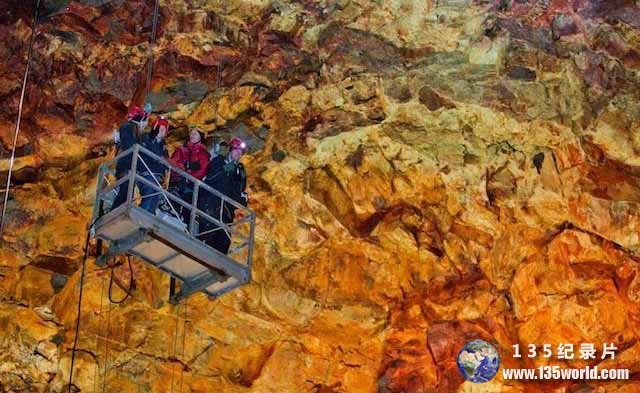 Into-Icelands-Volcano.jpg